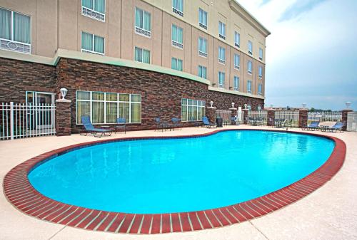 een groot zwembad voor een gebouw bij Holiday Inn Express and Suites Bossier City Louisiana Downs, an IHG Hotel in Bossier City