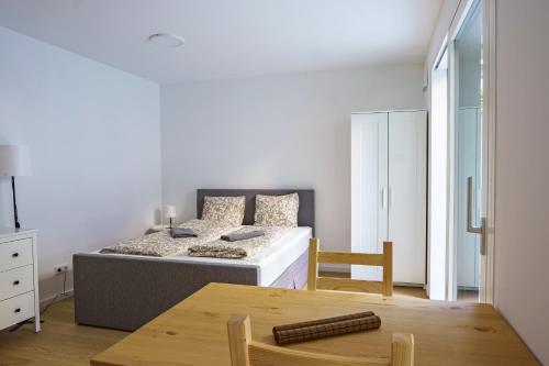 מיטה או מיטות בחדר ב-Vienna Living Apartments - Breitenseer Straße