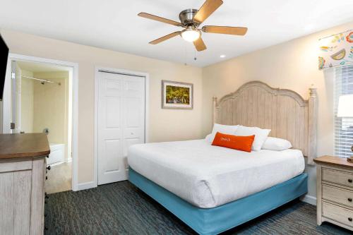 een slaapkamer met een bed en een plafondventilator bij Ellington at Wachesaw Plantation East a Ramada by Wyndham in Myrtle Beach