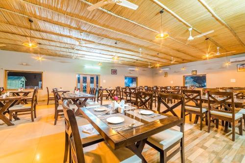 Restoran ili neka druga zalogajnica u objektu Bhavya Resort - Luxury Boutique Desert Camp