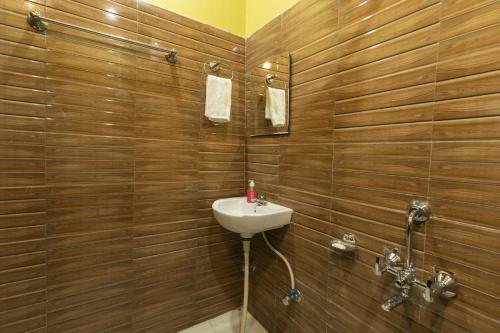 a bathroom with a sink and a shower at Zostel Homes Harabhag, Jogindernagar in Bīr
