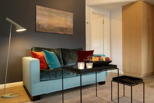 a living room with a couch and a table at Hotel Aarnhoog in Keitum