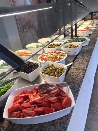 ein Buffet mit Schüsseln voller verschiedener Speisen in der Unterkunft Tal Beach Hotel in Beldibi