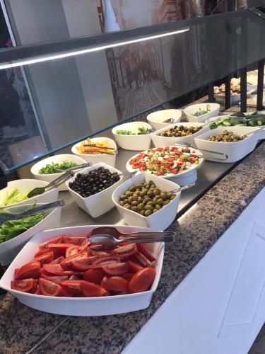 ein Buffet mit vielen Schüsseln Essen auf der Theke in der Unterkunft Tal Beach Hotel in Beldibi