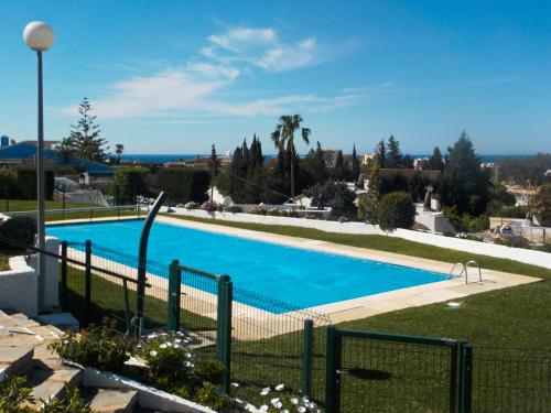 duży niebieski basen na podwórku w obiekcie Maison Gaïa: Tranquility near the sea with garden w mieście Mijas