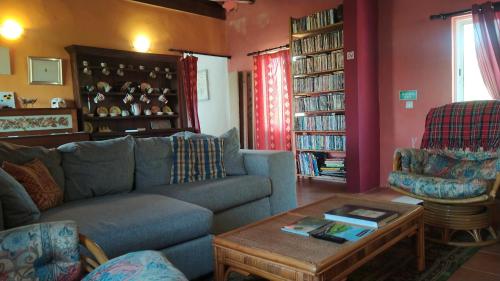 ein Wohnzimmer mit einem Sofa und einem Tisch in der Unterkunft Casa da Casimira in Miranda do Corvo