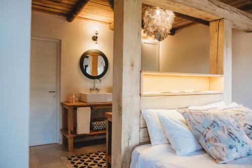 Ένα ή περισσότερα κρεβάτια σε δωμάτιο στο De Uijlenes
