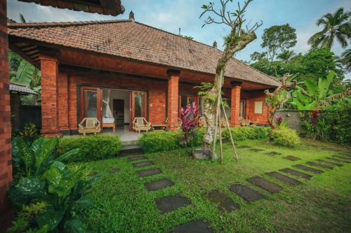 a house with a garden in front of it at Chez Bisma in Sidemen