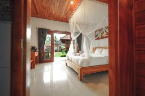 a bedroom with a bed with a canopy at Chez Bisma in Sidemen