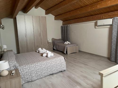 sypialnia z dwoma łóżkami z lalkami na nich w obiekcie Appartamento - Isola di Mothia w mieście Marsala