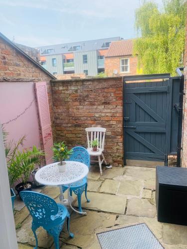 The LOCATION- 1 FREE PRIVATE PARKING SPACE - 60 SECOND WALK 2 MINSTER! photo 12