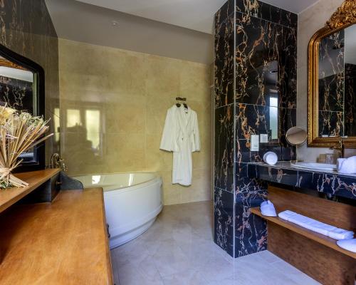 Bilik mandi di Hotel Restaurant Le Centenaire