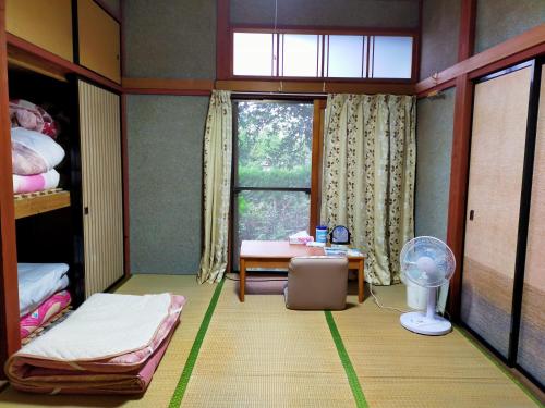 Pokój z oknem i biurkiem w obiekcie 越前ゲストハウスTAMADA w mieście Sakai