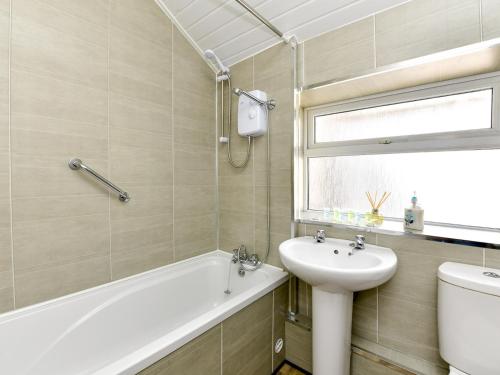 een badkamer met een wastafel, een bad en een toilet bij Pass the Keys Central Swansea townhouse 4B Mins from everything in Swansea