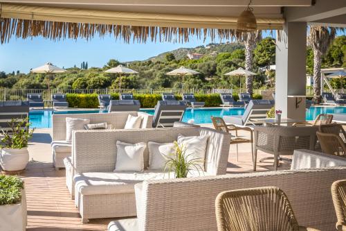 Bazén v ubytování ASTRA Village Resort nebo v jeho okolí