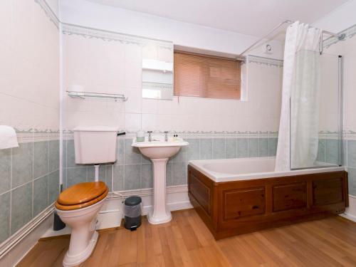 a bathroom with a toilet and a sink and a tub at Pass the Keys Spacious 1 bed Flat Close to Central Location in Reading