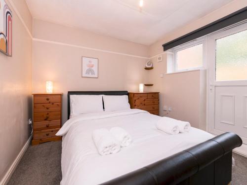 um quarto com uma cama grande e toalhas brancas em Pass the Keys Spacious 1 bed Flat Close to Central Location em Reading
