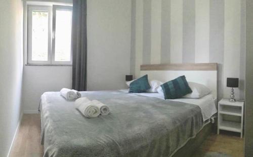 um quarto com 2 camas e toalhas em Apartman Branka em Dobropoljana