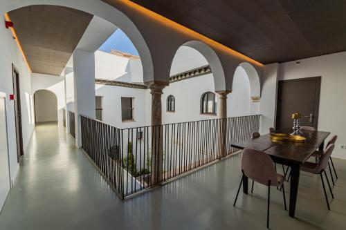 Casa del Cardenal في قرطبة: غرفة طعام مع طاولة وكراسي في مبنى