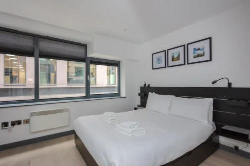 A bed or beds in a room at Stylish 1 Bedroom Apartment in Holborn in a Great Location