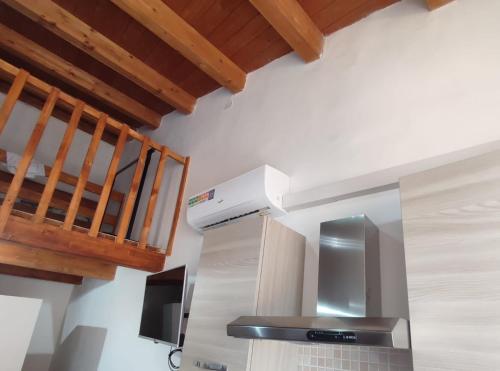 una cucina con piano cottura in acciaio inossidabile forno superiore di B&B Mediterraneo a Gela