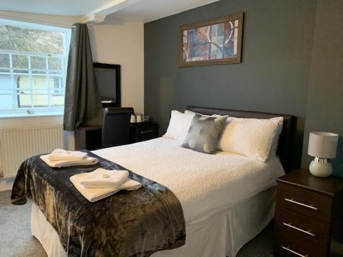 The Silverton Inn في Silverton: غرفة نوم عليها سرير وفوط