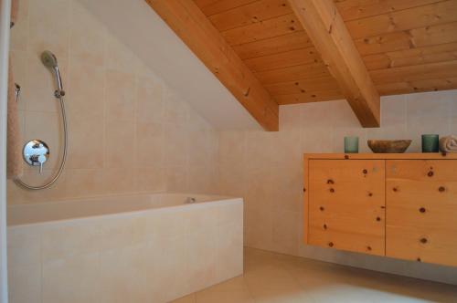 bagno con vasca e soffitto in legno di Hintnerhof a Chiusa