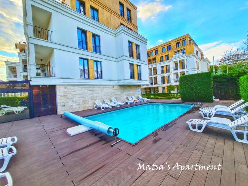 uma piscina em frente a um edifício em Matsa Apartment in Evergreen complex em Varna City