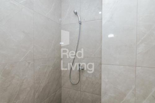 La salle de bains est pourvue d'une douche et d'une enseigne rouge. dans l'établissement KORPRI Live House RedPartner, 