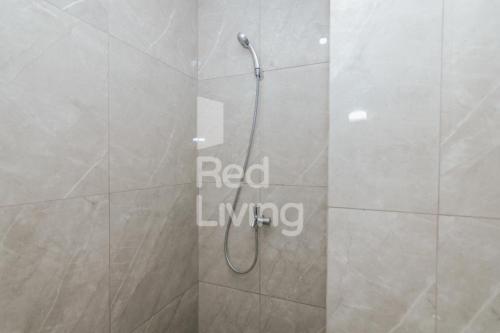Bilik mandi di KORPRI Live House RedPartner