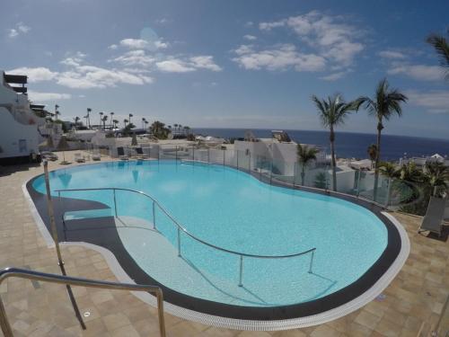a large swimming pool with aicrobialicrobialicrobialicrobialicrobialicrobial at Lago Verde Suite 25 in Puerto del Carmen