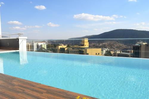 une grande piscine sur le toit d'un bâtiment dans l'établissement Ubumwe Grande Hotel, à Kigali