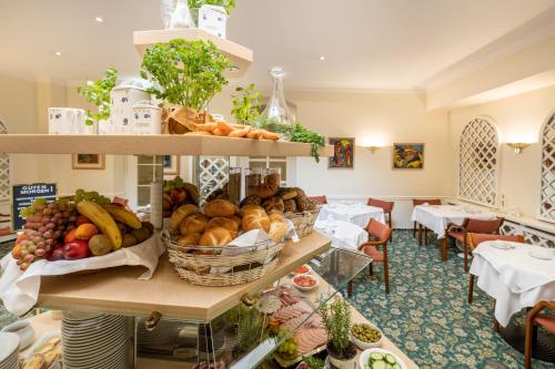 a restaurant with a display of fruits and vegetables at Hotel Kronprinz Berlin in Berlin