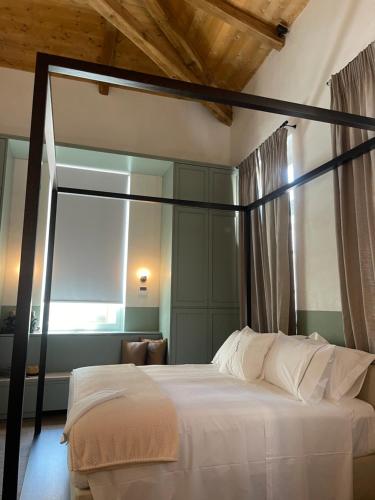 Letto o letti in una camera di ATHINAIDOS QUARTERS by K&K