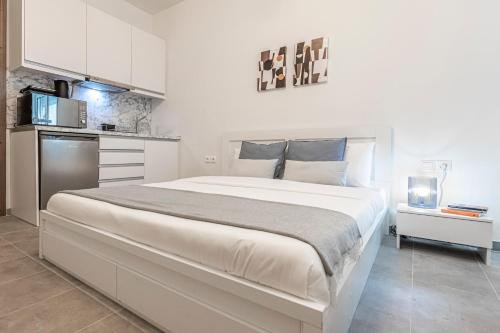 Phaedrus Living: City Center Executive Flat Stadiou