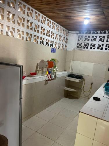 uma cozinha com um lavatório e um fogão em Palomino Hostel em Palomino
