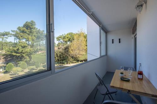 une pièce avec une table et une grande fenêtre dans l'établissement Vacances a deux pas de la plage pour quatre personnes, à Plage-des-Demoiselles