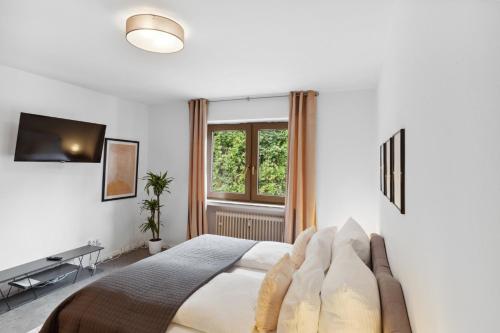 Schlafzimmer mit einem Bett und einem Fenster in der Unterkunft Charysma - Chillout-Loft, Wintergarten, E-Kamin, Massage-Sessel, Parkplätze in Hameln