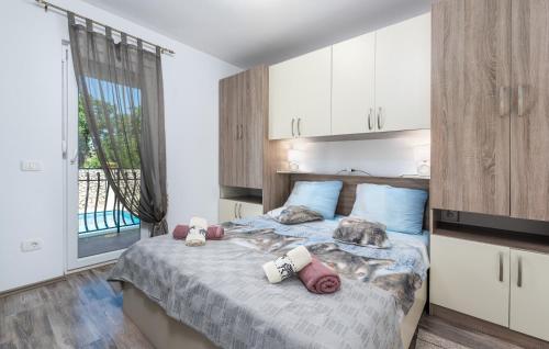 een slaapkamer met een bed met twee knuffels erop bij Holiday House Pudarica in Rovinjsko Selo