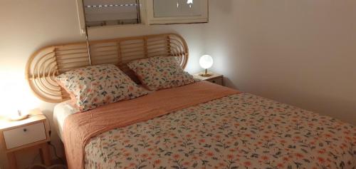 une chambre avec un lit avec deux oreillers dessus dans l'établissement Le Cyana, à Cagnes-sur-Mer