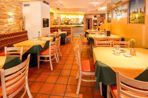 ein Restaurant-Esszimmer mit Tischen und Stühlen in der Unterkunft Pension La Mamma in Aschach an der Donau