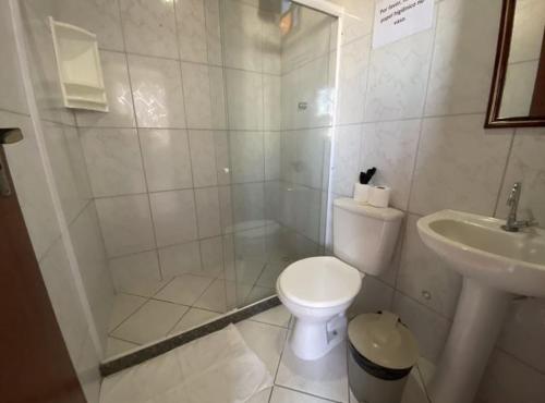 y baño con ducha, aseo y lavamanos. en Pousada Azul do Mar, en Arraial do Cabo