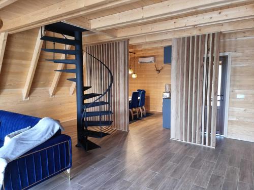 - un salon avec un escalier en colimaçon dans une maison dans l'établissement Batllava Premium Resort Villa 2, à Orllan