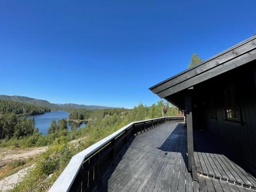 DrangedalUtsikten - cabin with a great view的享有湖景的大楼尽头的木板路