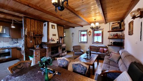 ein Wohnzimmer mit einem Sofa und einem Tisch in der Unterkunft Vikendica Klara in Jablanica