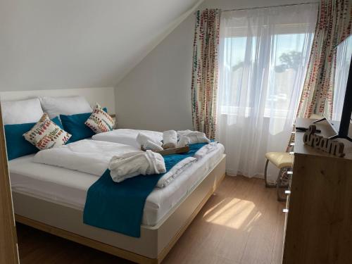 克萊沃的住宿－bike & chill，一间卧室配有带毛巾的床