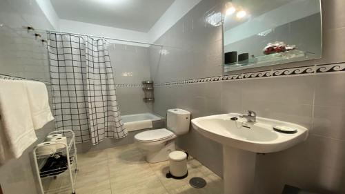 uma casa de banho com um lavatório, um WC e um espelho. em La Tajea del Turno em Valle Gran Rey