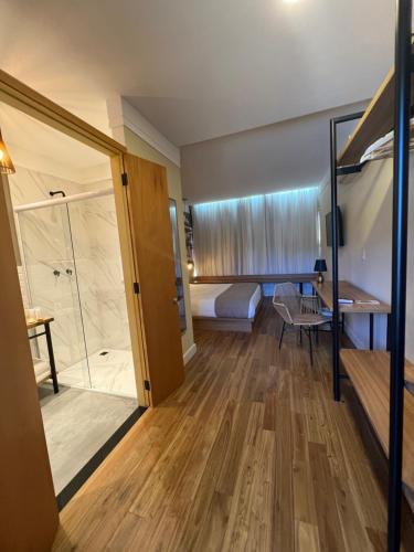 een kamer met een stapelbed en een badkamer bij JaguatiricaCoffee Hospitality in Monte Verde