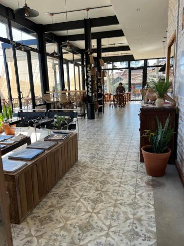 een restaurant met een lobby met grote ramen bij JaguatiricaCoffee Hospitality in Monte Verde