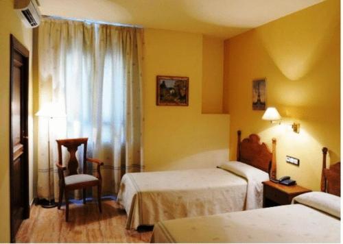 Un pat sau paturi într-o cameră la Hotel El Oasis